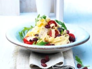Tagliatelle z rozmiękczonymi pomidorami, suszoną żurawiną amerykańską i rucolą, przyprawione winem.