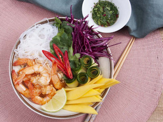 Przepis na wiosenny Poke Bowl z makaronem vermicelli i krewetkami.