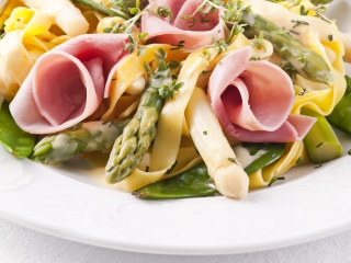 Tagliatelle ze szparagami, niebieskim serem i bazylią - przepis.