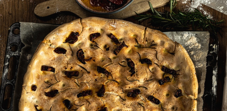 Bezglutenowa focaccia z rozmarynem i suszonymi pomidorami - przepis kulinarny.
