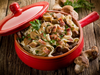 Wyborne tagliatelle z aromatycznym boczkiem i borowikami - przepis kulinarny.