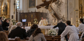 Tragedia podczas mszy świętej. Ogromny krzyż runął na księdza i go zabił. Wszystko transmitowano na żywo